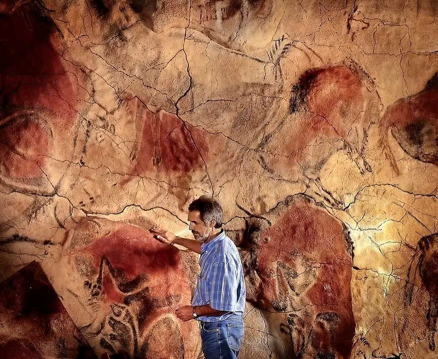El fot&oacute;grafo Pedro Saura Ramos en la Neocueva de Altamira. / pedro saura ramos