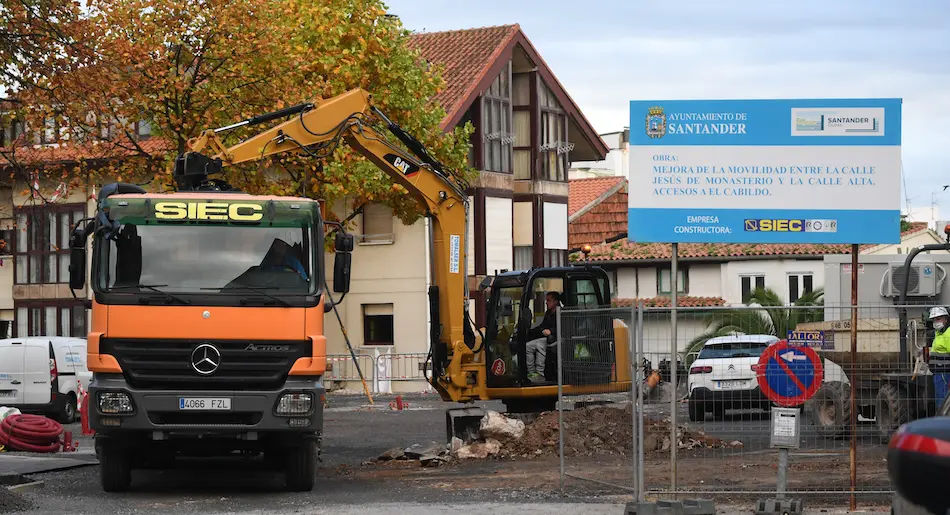 Obras que se est&aacute;n realizando en la calle Jes&uacute;s de Monasterio en Santander. / ALERTA