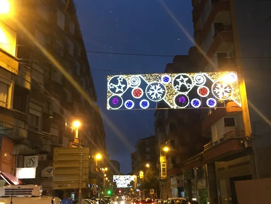 Luces de Navidad en Joaqu&iacute;n Cay&oacute;n de Torrelavega. / S.D.