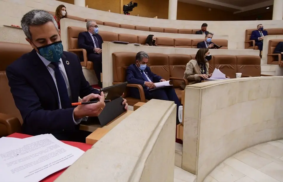 Los diputados durante la sesi&oacute;n parlamentaria del d&iacute;a de hoy. / HARDY