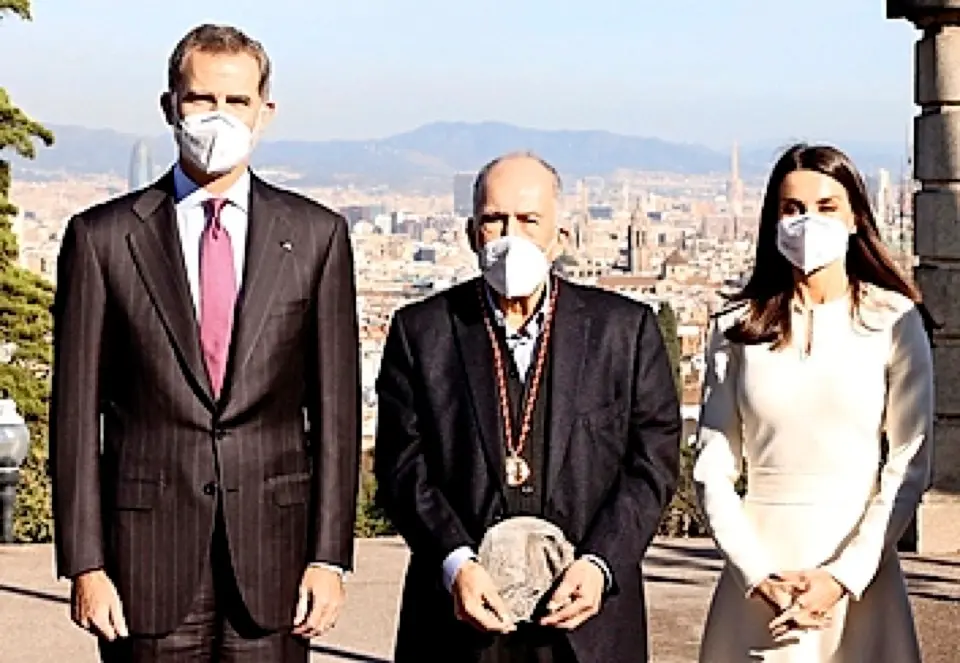 Barcelona (Espa&ntilde;a), 21/12/2020.- El Rey Felipe VI (L) de Espa&ntilde;a posa con el Premio Cervantes 2019 el poeta espa&ntilde;ol Joan Margarit (C) y la Reina Letizia despu&eacute;s de una ceremonia de entrega privada celebrada en el Palacio Alb&eacute;niz de Barcelona, Espa&ntilde;a, el 21 de diciembre de 2020. (Espa&ntilde;a) EFE/EPA/JOSE JIMENEZ