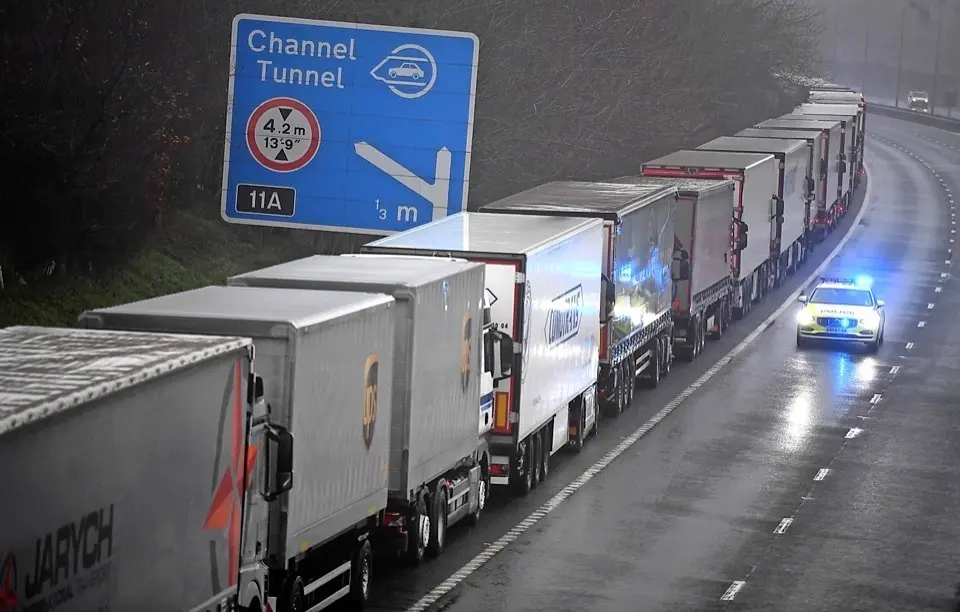 Una larga hilera de camiones afectados por el cierre del t&uacute;nel del Canal de La Mancha. / EFE