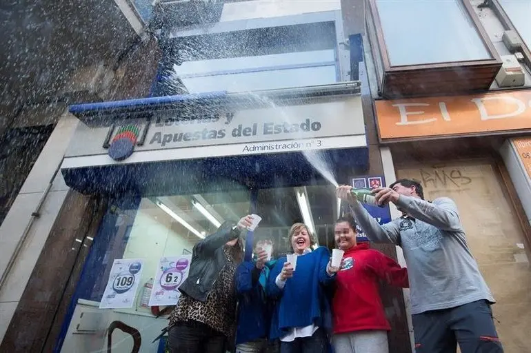 Cantabria ha sido agraciada 13 veces con el Gordo de la Loter&iacute;a de Navidad, con Santander como ciudad m&aacute;s agraciada de la comunidad, donde ha ca&iacute;do nueve veces.
