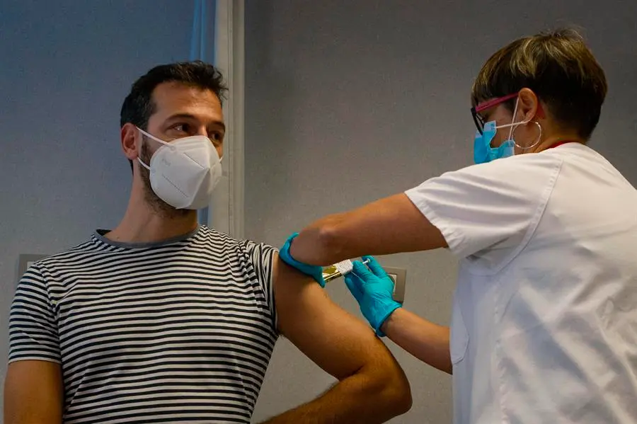 Mar, primer voluntario en Espa&ntilde;a al que se le administr&oacute; la primera dosis de la vacuna de Janssen (Johnson&Johnson) en fase III. EFE/Enric Fontcuberta/Archivo
