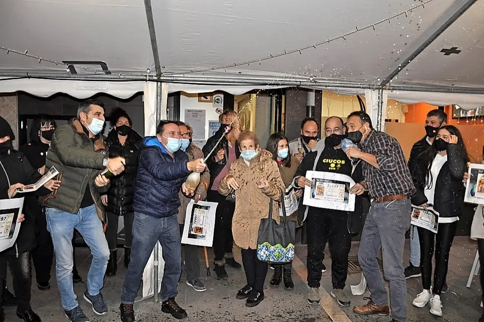 La alegr&iacute;a fue la nota predominante ayer en el Bar Maxi del Barrio Covadonga, donde festejaron un pellizco del Gordo. / ALERTA