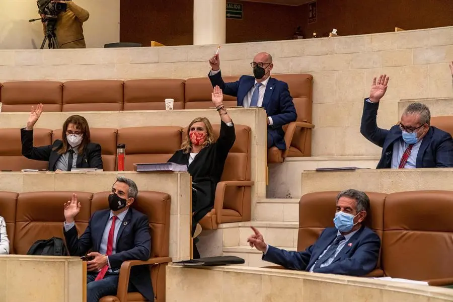 El Presidente de Cantabria Miguel &Aacute;ngel Revilla (i), el vicepresidente Pablo Zuloaga (d), y F&eacute;lix &Aacute;lvarez (Cs), durante la votaci&oacute;n de los presupuestos para Cantabria 2021, hoy en el Parlamento de Cantabria, en el que han sido aprobados con los votos del PRC, PSOE y Ciudadanos.- EFE/ROM&Aacute;N G. AGUILERA