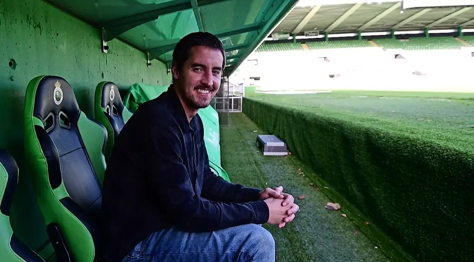 Aritz Solabarrieta, sentado en el banquillo de Los Campos de Sport tras su presentaci&oacute;n oficial. / Hardy