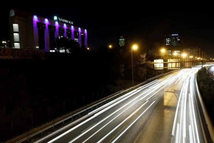 La Comunidad de Madrid permanecer&aacute; cerrada desde este mi&eacute;rcoles 23 de diciembre al 6 de enero para evitar la propagaci&oacute;n del coronavirus durante las fiestas navide&ntilde;as, por lo que estar&aacute;n prohibidas las entradas y salidas de la regi&oacute;n en este periodo salvo excepciones, como visitar a familiares o allegados. EFE/Mariscal/Archivo