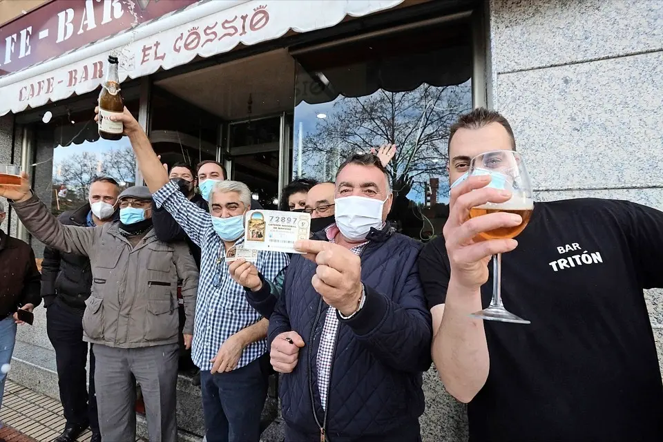 El bar Cossio ubicado en la avenida San Agust&iacute;n de Salamanca, donde se repartieron m&aacute;s de 30 d&eacute;cimos comprados en Punta Umbr&iacute;a en septiembre y los reparti&oacute; entre amigos y familiares. / J.M.GARCIA