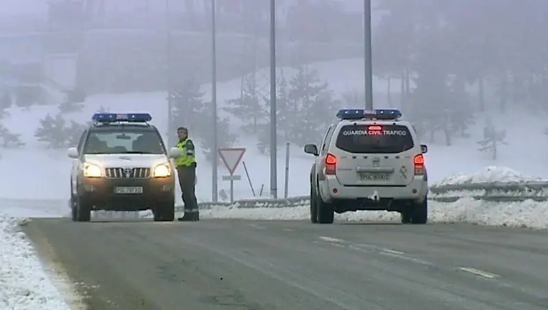 Dos coches de la Guardia Civil en el puerto de Navacerrada. EFE/EFE TV/Archivo