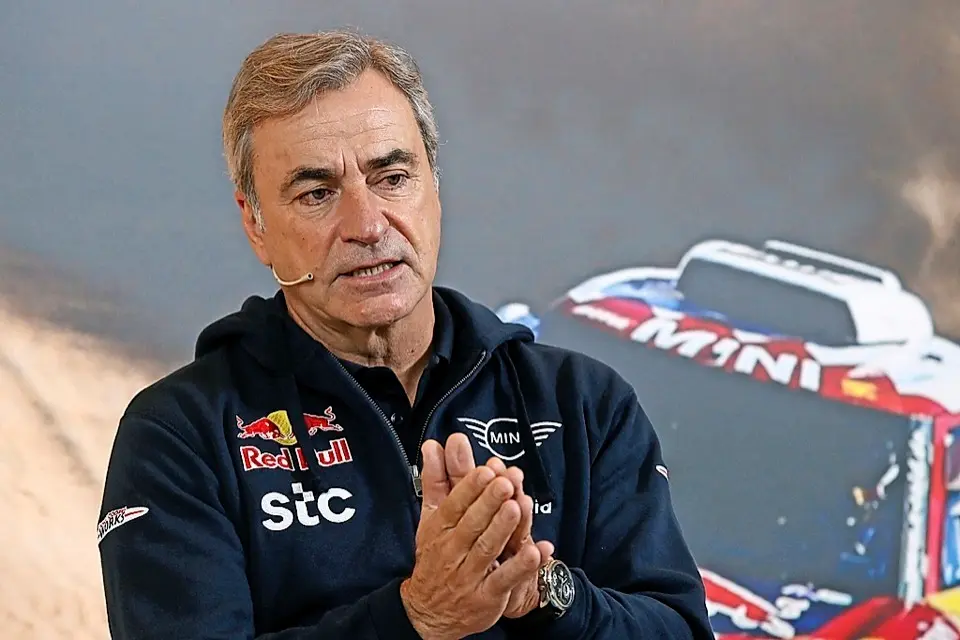 MADRID, 22/12/2020.- El piloto espa&ntilde;ol de rally Carlos Sainz da una rueda de prensa en la sede de Mini, su marca en el Dakar, este martes en Madrid. EFE/Fernando Alvarado