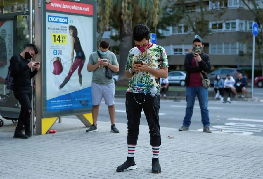 Internet es el primer medio que ha entrado directamente al espacio privado, una tendencia que se ha acelerado con la pandemia. EFE/Enric Fontcubert/Archivo