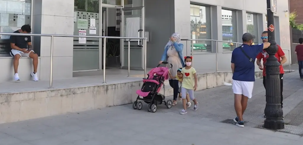 Varias personas pasan delante de la oficina del paro en la Avenida Besaya en Torrelavega.