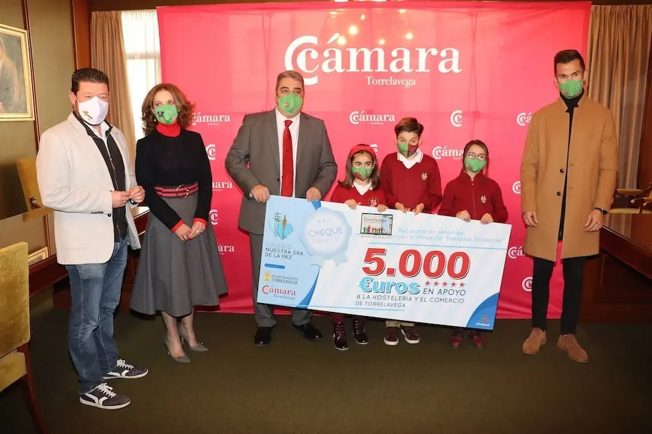 Entrega de la recaudaci&oacute;n del proyecto 'Pantallas solidarias'.