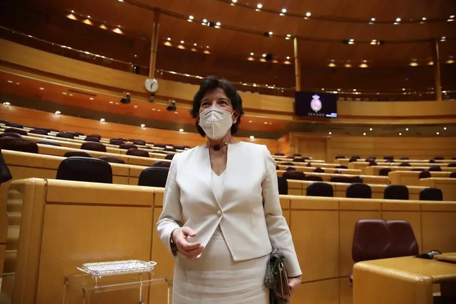 La ministra de Educaci&oacute;n, Isabel Cela&aacute; tras el pleno del Senado en el que ha sido aprobada definitivamente la Lomloe o ley Cela&aacute;, que se convertir&aacute; en la octava ley educativa de la democracia. EFE/David Fern&aacute;ndez
