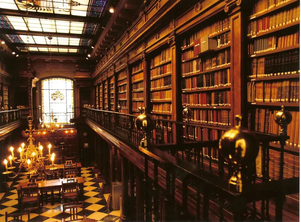 Vista del interior de la biblioteca municipal Men&eacute;ndez Pelayo. / ALERTA