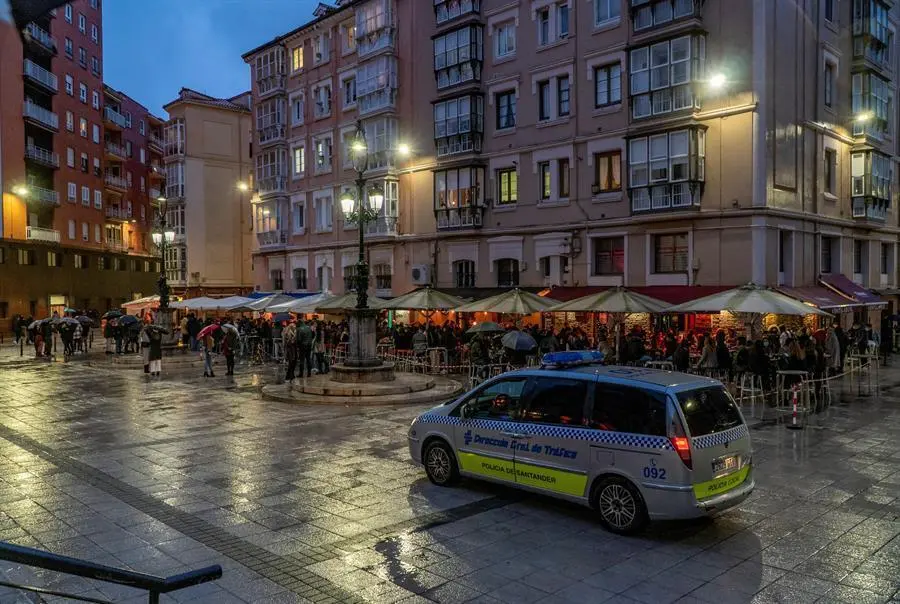 Vista de la Plaza de Ca&ntilde;ad&iacute;o. Las restricciones y la lluvia han hecho que la tarde de nochebuena en Santander ha sido mucho m&aacute;s tranquila. EFE/FOTO/ROM&Aacute;N G. AGUILERA