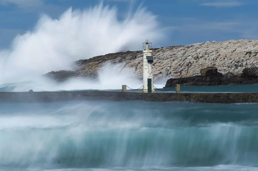 Una ola rompe en la localidad c&aacute;ntabra de Suances este domingo, donde la Aemet ha activado la alerta roja por fuerte oleaje. EFE/Pedro Puente Hoyos