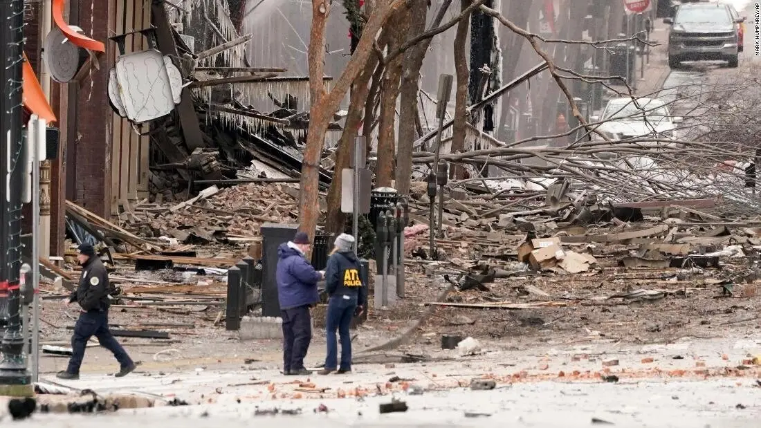 Escombros al explotar una bomba en un veh&iacute;culo en Nashville (Tennessee, EEUU), este viernes. / EFE