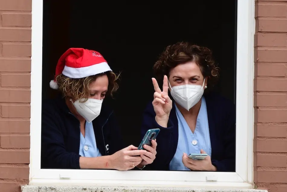 Dos sanitarias del centro de atenci&oacute;n a la dependencia de Cueto, en Santander. / HARDY