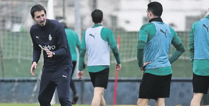 Aritz Solabarrieta dirigiendo su primer entrenamiento en las Instalaciones Nando Yosu. / Hardy
