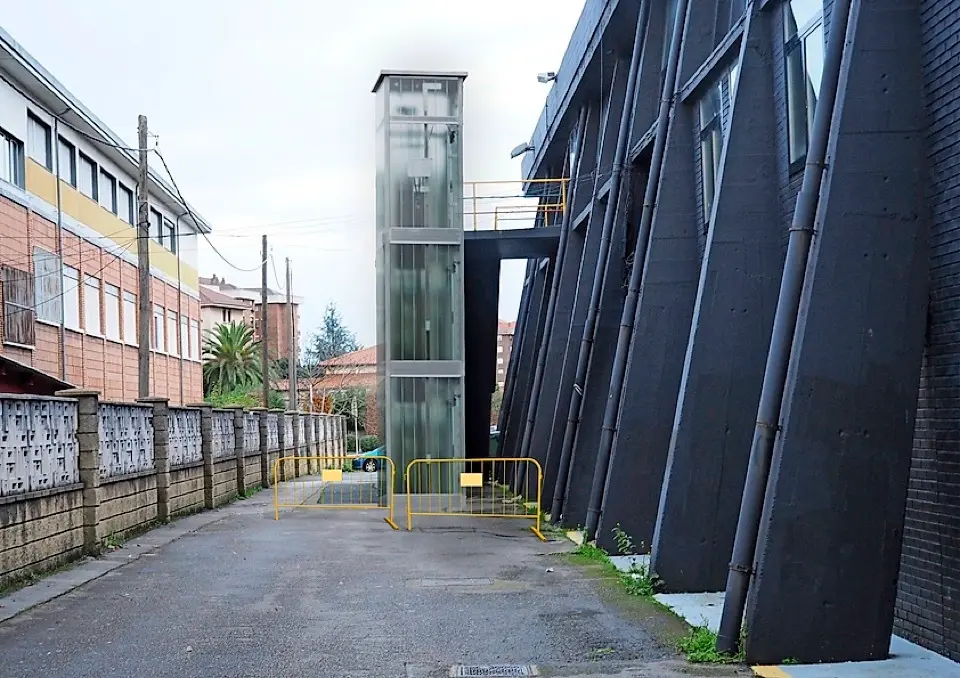 El elevador ya est&aacute; instalado en el exterior de la bolera Severino Prieto de Torrelavega. / Juan  y Santi