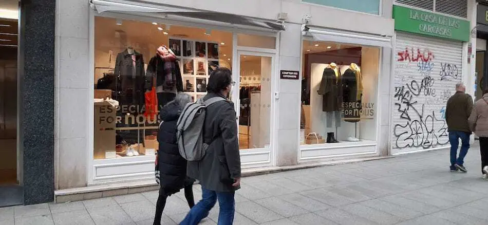Vista de varios comercios en la calle Juan de la Cosa en Santander. / S.D.