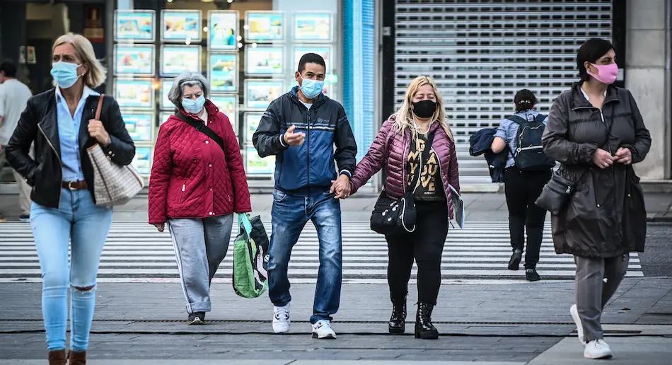 Varias personas cruzan una calle del centro de Santander. / HARDY