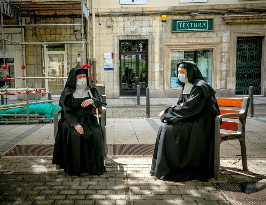 SANTANDER 08/05/2020.- Dos monjas descansan en bancos manteniendo la distancia de seguridadhoy en el centro de Santander. EFE/FOTO/ROM&Aacute;N G. AGUILERA