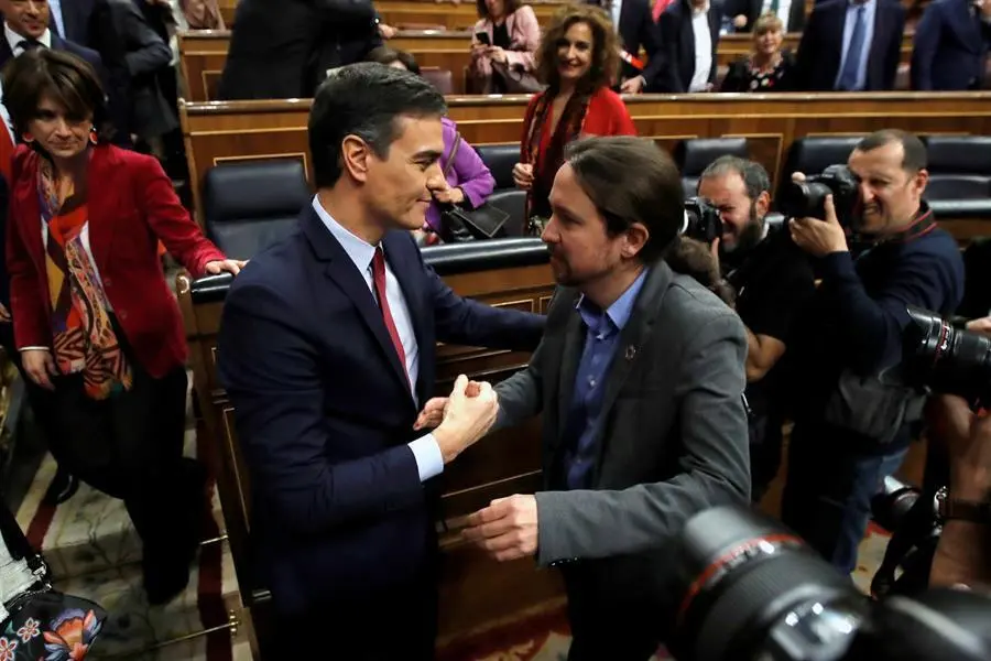 MADRID, 07/01/2020.- El l&iacute;der de Unidas Podemos, Pablo Iglesias (d), felicita a Pedro S&aacute;nchez, quien logr&oacute; este martes la confianza del Congreso para un nuevo mandato como presidente del Gobierno, al lograr una estrecha mayor&iacute;a de 167 votos a favor, 165 en contra y 18 abstenciones, es felicitado por el l&iacute;der de Unidas Podemos, Pablo Iglesias (d). EFE/Juan Carlos Hidalgo
