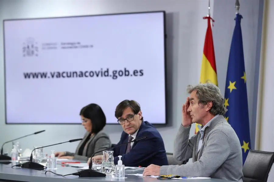 El ministro de Sanidad, Salvador Illa (c), la ministra de Pol&iacute;tica Territorial, Carolina Darias (i) y el director del Centro de Coordinaci&oacute;n de Alertas y Emergencias, Fernando Sim&oacute;n (d) durante la rueda de prensa tras el Consejo Interterritorial de Salud celebrado en el Palacio de la Moncloa en Madrid este lunes. EFE/ Emilio Naranjo