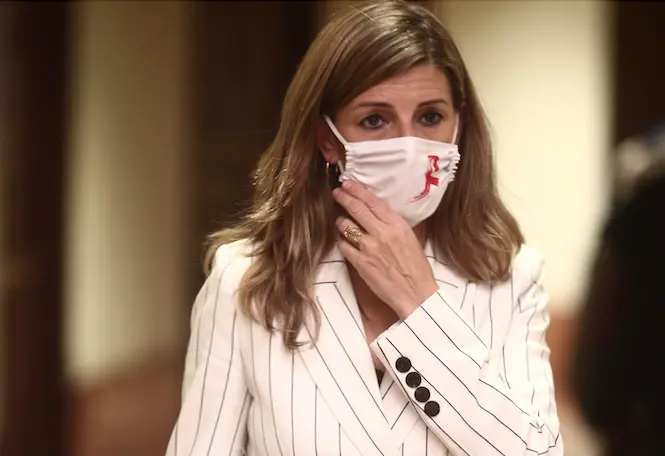 La ministra de Trabajo y Econom&iacute;a Social, Yolanda D&iacute;az, llega al Congreso para acudir a una sesi&oacute;n plenaria en la C&aacute;mara Baja, en Madrid (Espa&ntilde;a), a 1 de diciembre de 2020. El Pleno afronta desde ayer la fase final del debate del proyecto de Presupuestos Generales del Estado de 2021 y tambi&eacute;n vota las enmiendas y las secciones. El Gobierno llega a esta cita con un respaldo que supera la mayor&iacute;a absoluta de la C&aacute;mara. Hoy se realiza el dictamen de Comisi&oacute;n sobre el proyecto de los PGE. 
Fecha: 01/12/2020.E. Parra. POOL / Europa Press