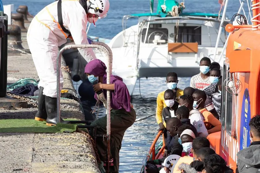 Algunos de los inmigrantes rescatados por la Guardamar Polimnia a su llegada al puerto de Arguinegu&iacute;n. Un total de 156 personas han sido rescatadas por Salvamento Mar&iacute;timo (SM) durante la noche cuando navegaban cerca de las costas de Gran Canaria, Fuerteventura y Tenerife, la gran mayor&iacute;a subsaharianos, han informado a Efe fuentes de SM. EFE/Quique Curbelo