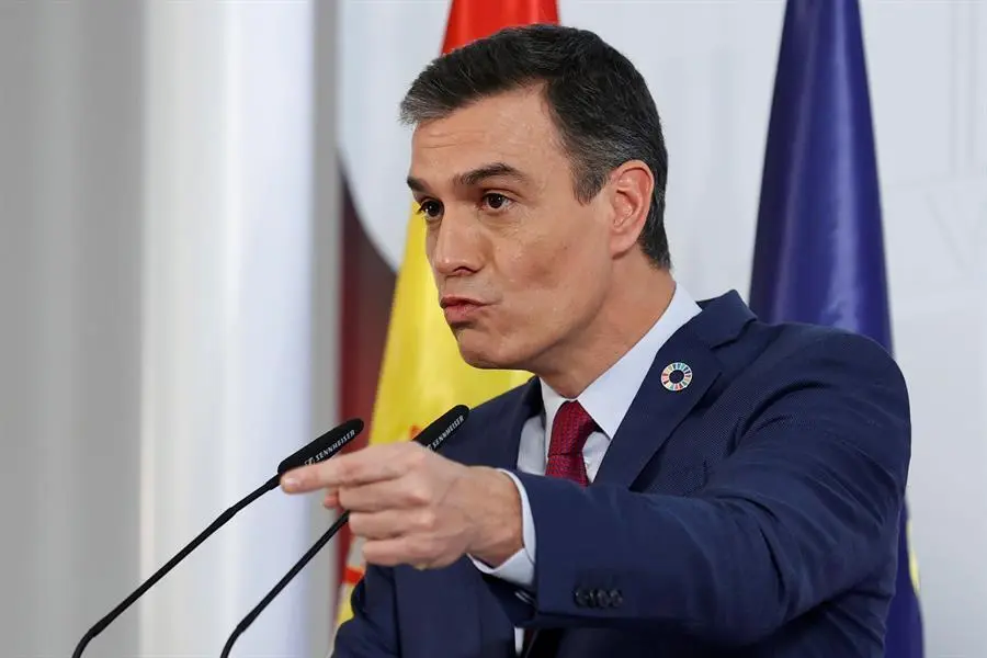 El presidente del Gobierno espa&ntilde;ol, Pedro S&aacute;nchez, hace balance del a&ntilde;o tras la &uacute;ltima reuni&oacute;n del Consejo de Ministros de 2020 y presenta un informe sobre el cumplimiento de los compromisos adquiridos en su investidura este martes en el Palacio de la Moncloa. EFE/Chema Moya