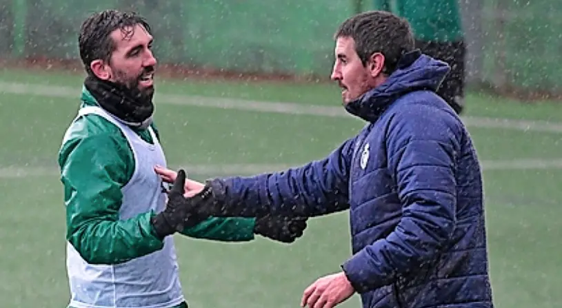 Jordi Figueras, conversando ayer con su nuevo entrenador. / Hardy