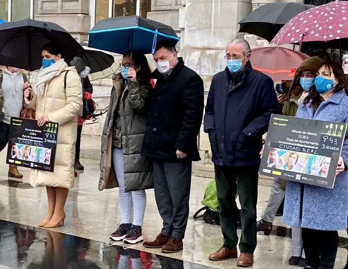 Autoridades asistentes a la concentraci&oacute;n por la mujer asesinada. / ALERTA