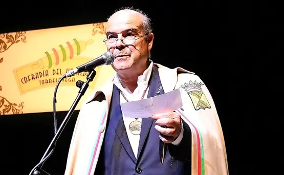 Antonio Resines cuando fue nombrado cofrade de honor del hojaldre de Torrelavega. / ALERTA
