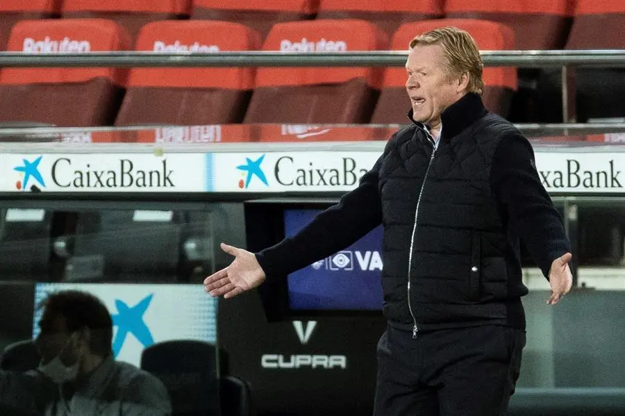 El entrenador del FC Barcelona Ronald Koeman durante el partido de la decimosexta jornada de Liga que FC Barcelona y SD Eibar disputan hoy martes en el Camp Nou, en Barcelona. EFE/Alejandro Garc&iacute;a