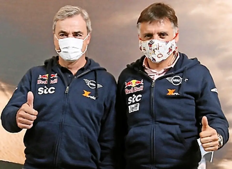 El piloto espa&ntilde;ol de rallies Carlos S&aacute;inz (i) y su copiloto Lucas Cruz posan para los fot&oacute;grafos durante una rueda de prensa en la sede de Mini, su marca en el Dakar, este martes en Madrid. EFE/Fernando Alvarado