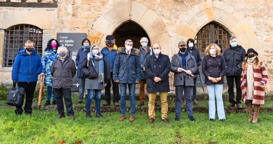 Autoridades y artistas durante la presentaci&oacute;n de la exposici&oacute;n. / ALERTA