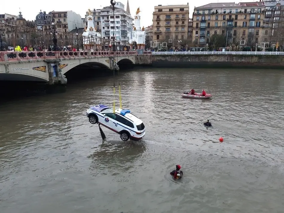 Momento en el que el veh&iacute;culo policial es rescatado del r&iacute;o Urumea, en San Sebasti&aacute;n. / ERTZAINTZA