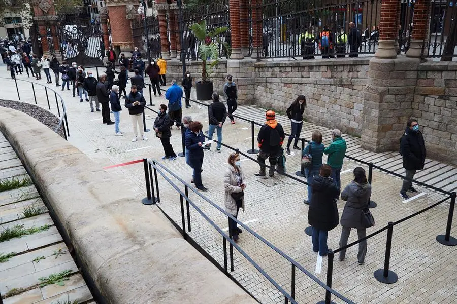 Numerosos ciudadanos esperan para entrar en un dispositivo de cribado masivo en Barcelona. EFE/Alejandro Garc&iacute;a/Archivo