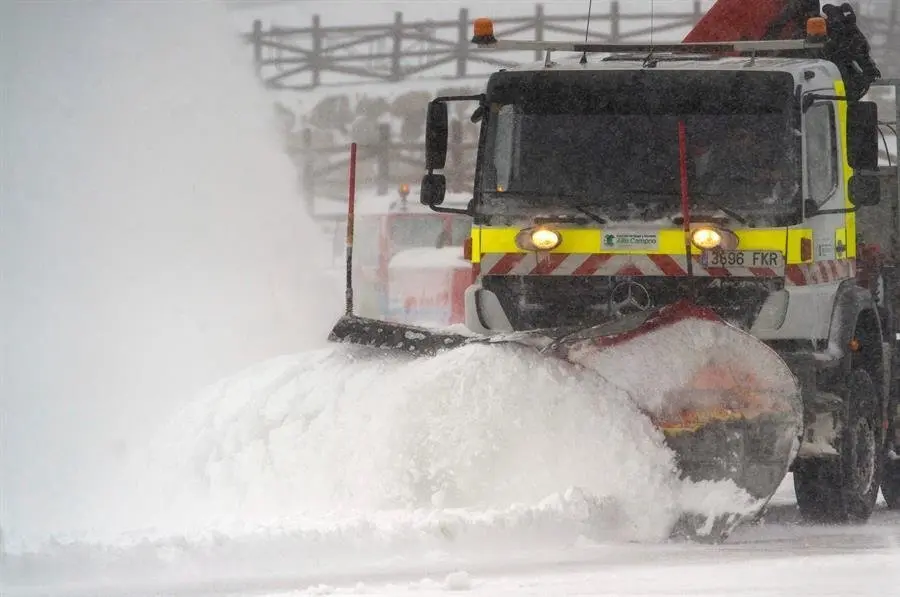 La nieve ha obligado a cerrar tres carreteras de monta&ntilde;a en la red secundaria de Cantabria, los puertos de Lunada, La S&iacute;a y Estacas de Trueba.