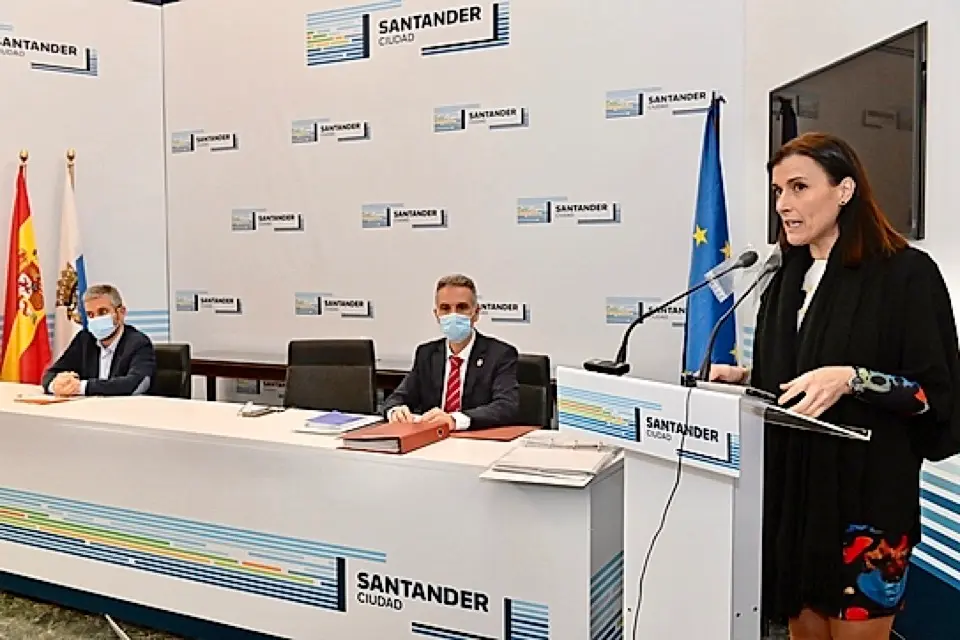 Javier Ceruti, V&iacute;ctor Gonz&aacute;lez Huergo y Gema Igual presentando el presupuesto. / ALERTA