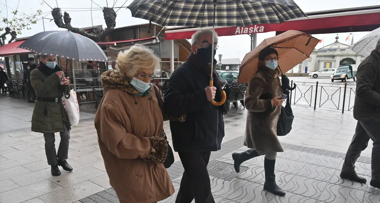 Varias personas con mascarilla caminan por el paseo Pereda de Santander. / HARDY
