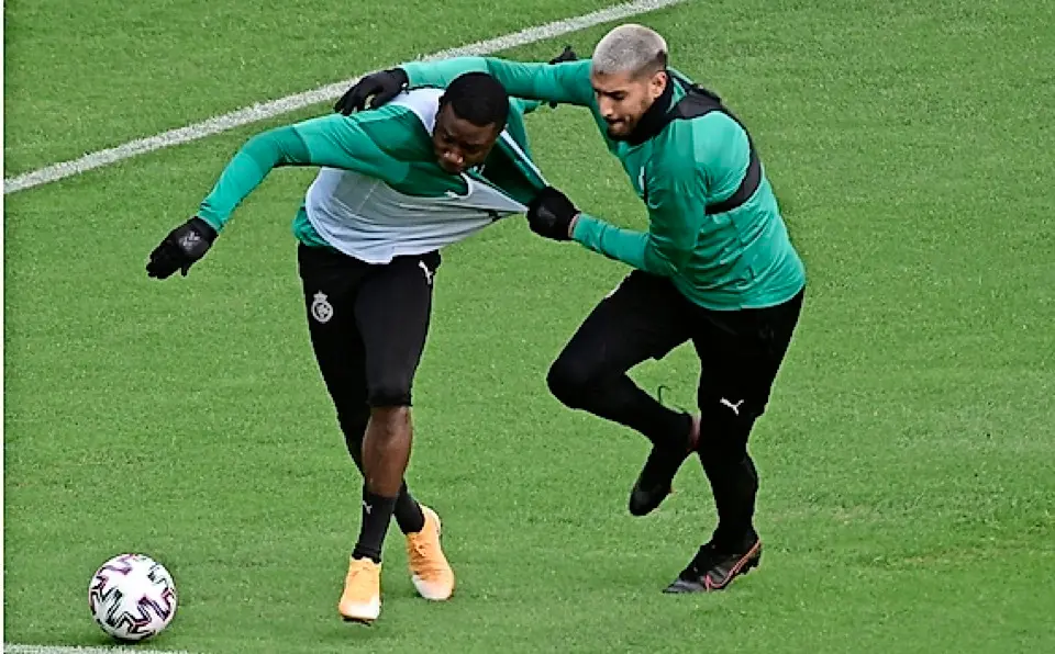 Balboa, pugnando con Soko durante el pen&uacute;ltimo entrenamiento del equipo, celebrado ayer sobre el c&eacute;sped de Los Campos de Sport. / Hardy