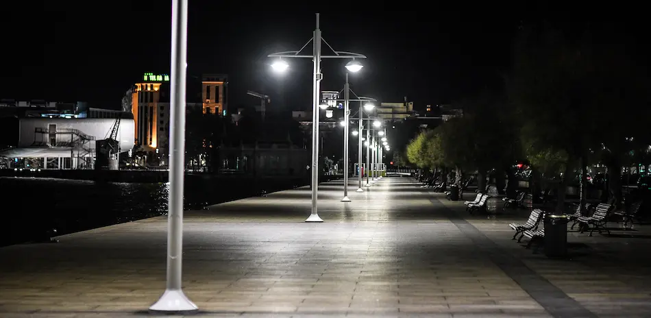 Vista del Paseo Pereda vac&iacute;o durante el toque de queda impuesto por el Gobierno. / HARDY