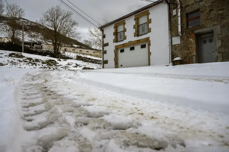 Vista de una calle en la localidad c&aacute;ntabra de Arg&uuml;eso, cubierta por la nieve este jueves. EFE/Pedro Puente Hoyos