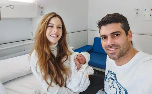 Diego, en manos de su madre y junto a su padre.