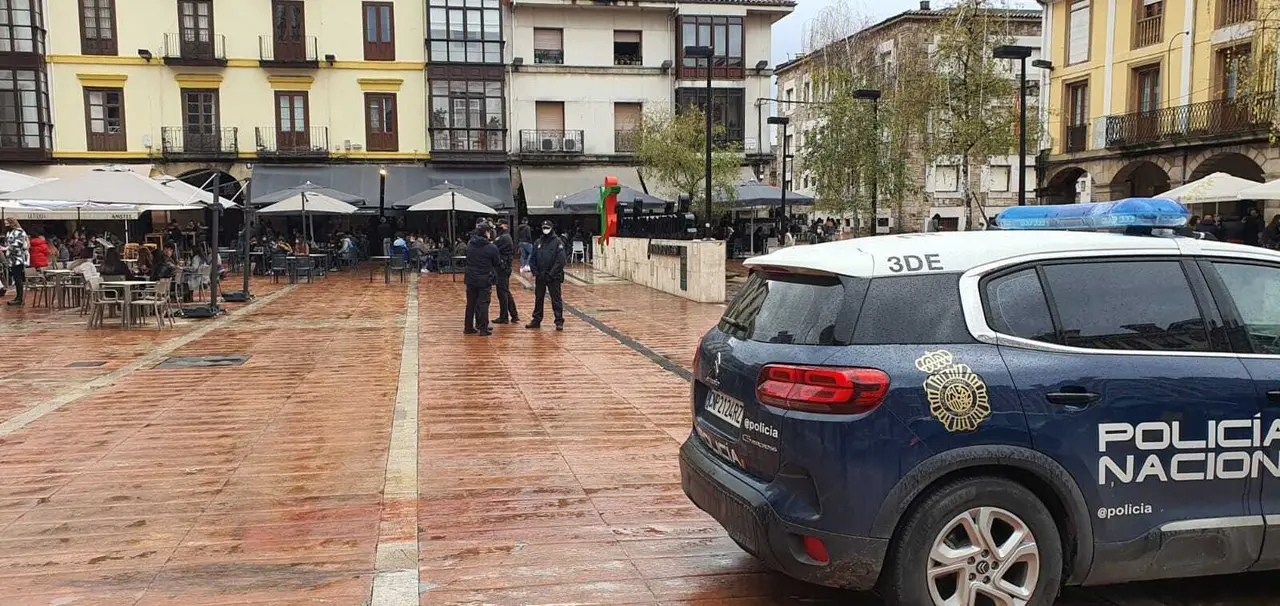 Vista de una patrulla de la Polic&iacute;a Nacional en la plaza Roja de Torrelavega. / ALERTA